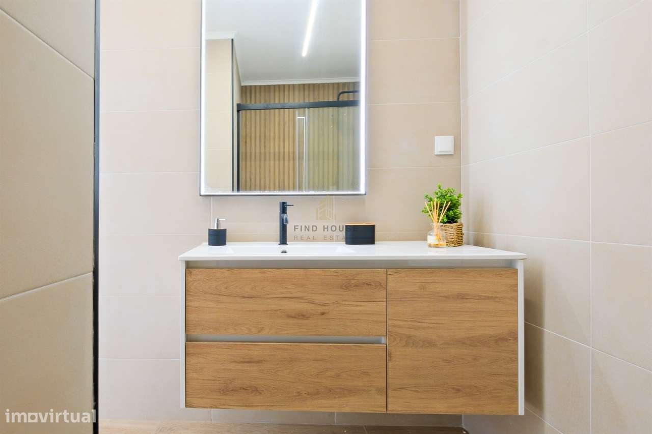 Apartamento T2 totalmente remodelado no centro de Almada-14