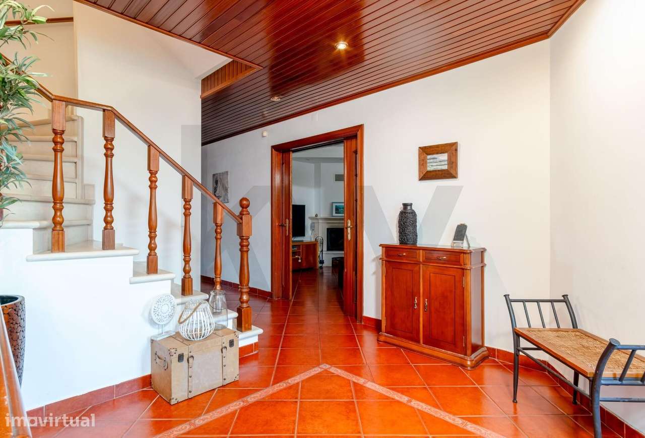 Moradia em Banda T4+1 com Jardim, Garagem e Sótão-5
