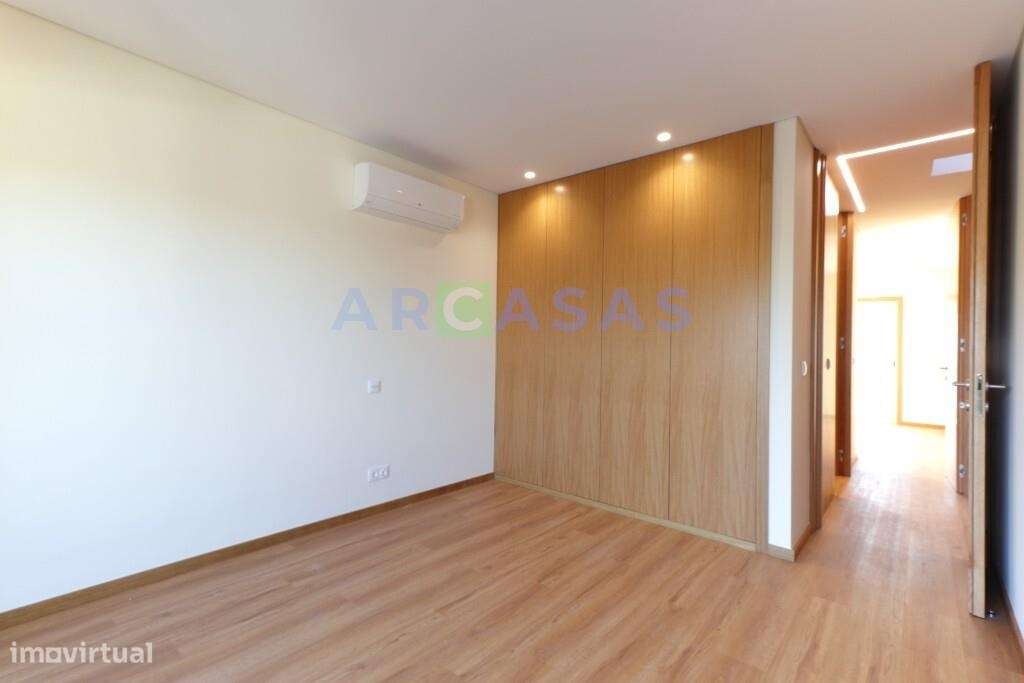 Moradia V3 com jardins e estacionamento na Trofa-13