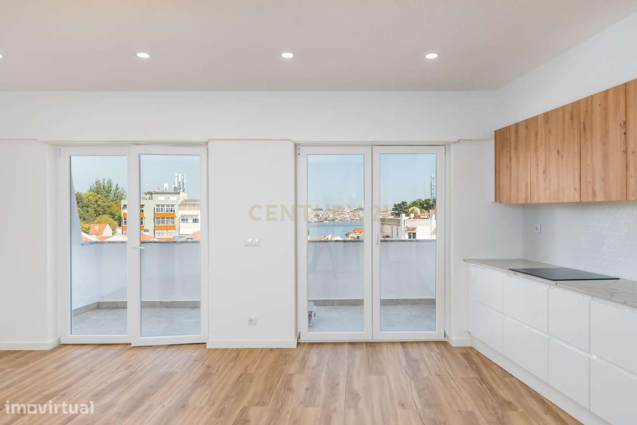 T2 Totalmente Remodelado com Terraço — Almada Centro. - Grande imagem: 5/33