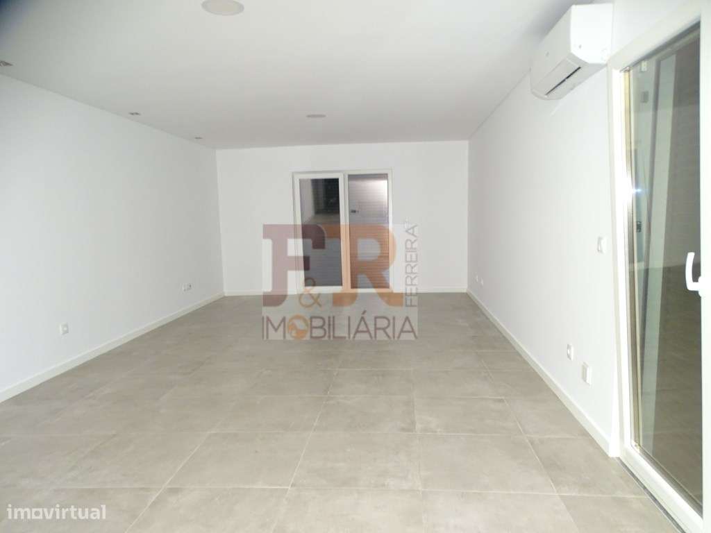 Moradia Geminada Duplex T3 semi-nova com Pérgula , Fernão Ferro
di...-14