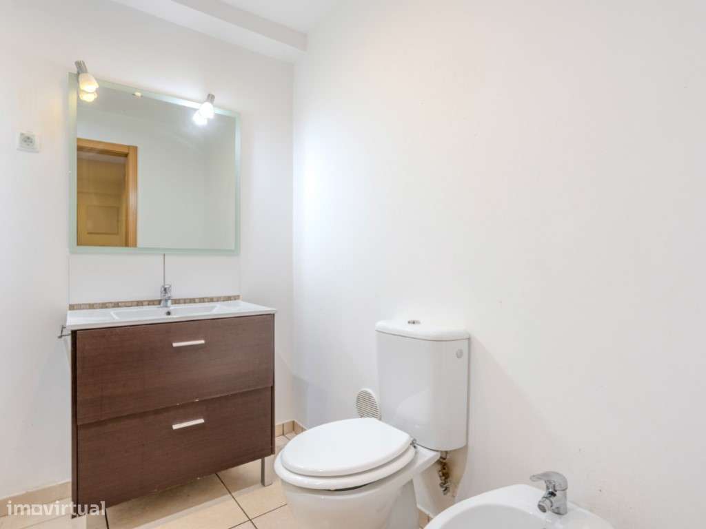 Apartamento T2 no Cacém com Arrecadação | Junto à Estação-12