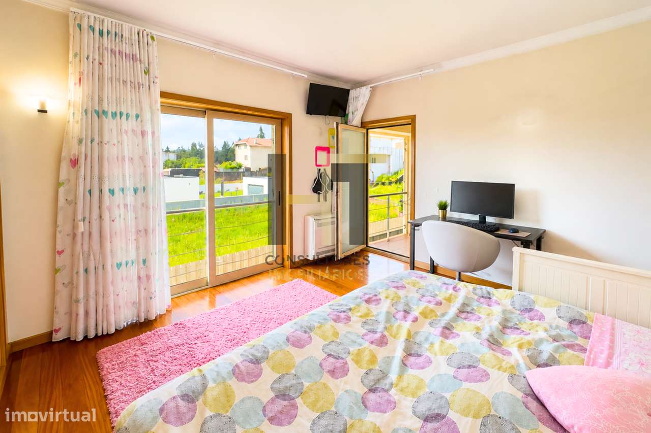 Moradia T3 | 4 Frentes | Piscina, Suite c/ Closet, Garagem 3 Carros |-17