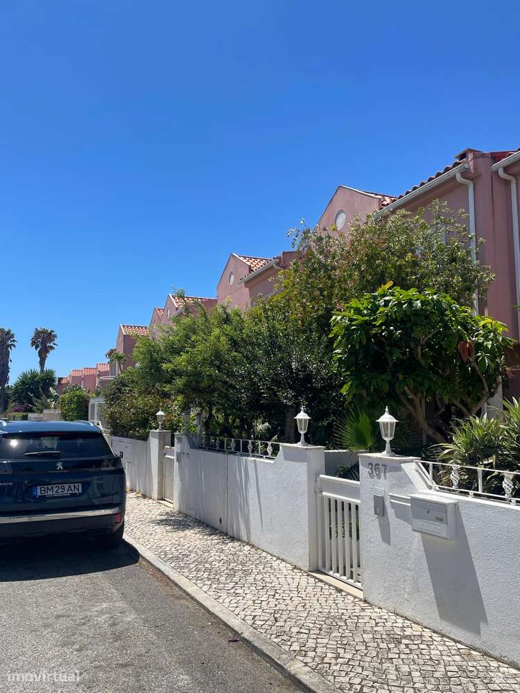 Moradia em Banda T4 de 3 Pisos com Garagem-22