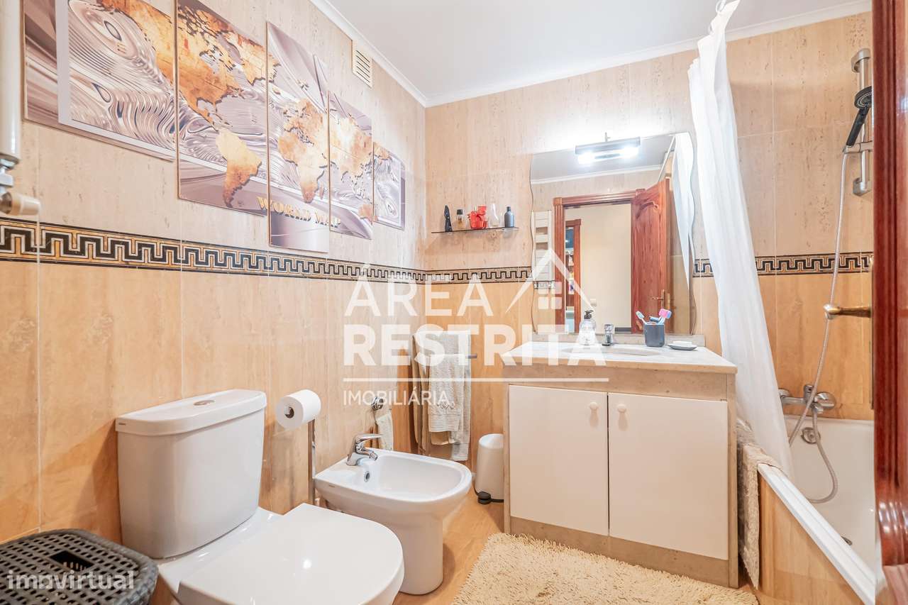 Apartamento T3 com parqueamento e elevador nos Fidalguinhos, Barreiro-25