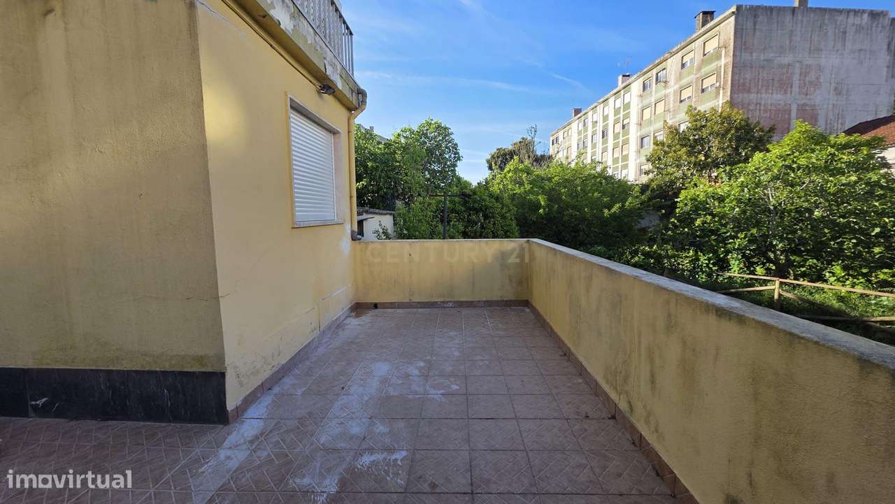 T2 Totalmente Remodelado com Terraço em Algueirão-Mem Martins-14