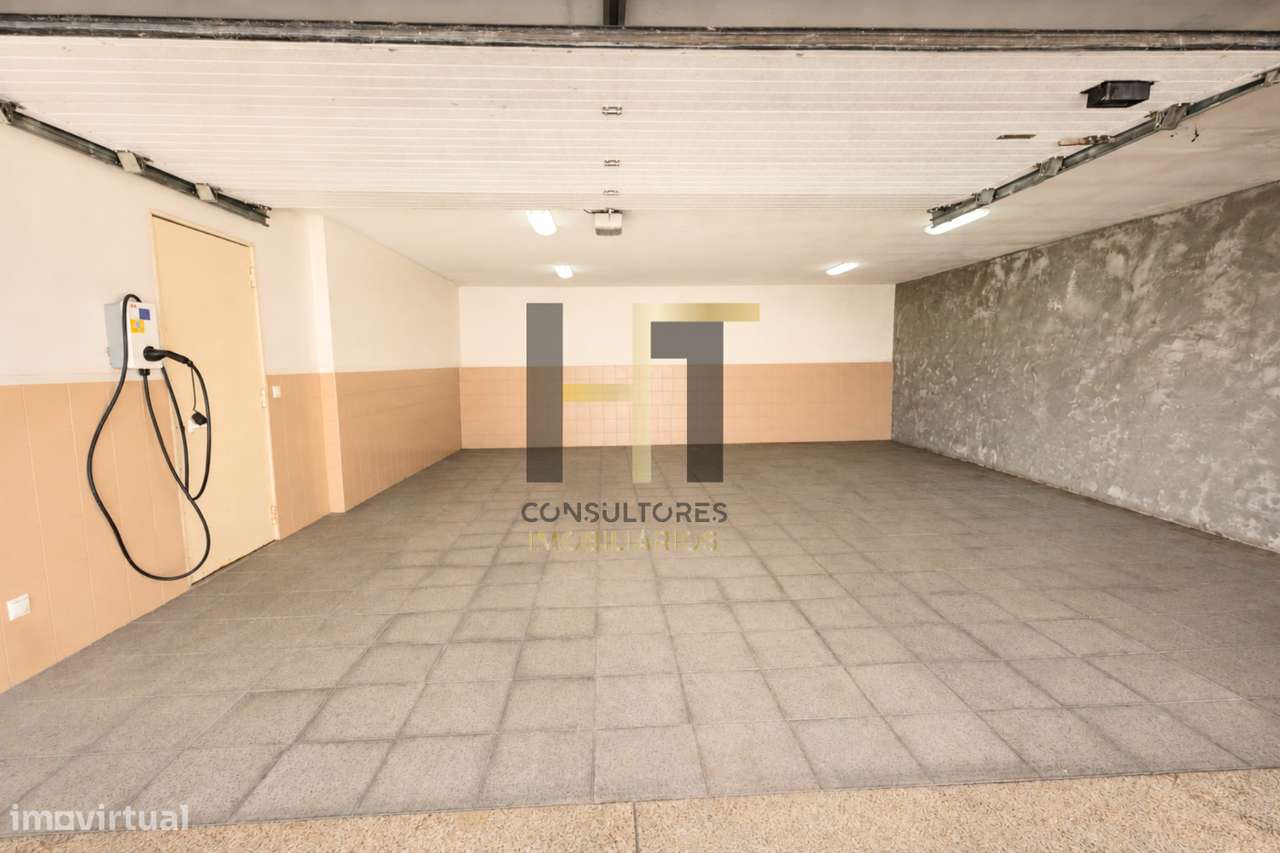 Moradia T3 | 4 Frentes | Piscina, Suite c/ Closet, Garagem 3 Carros |-36