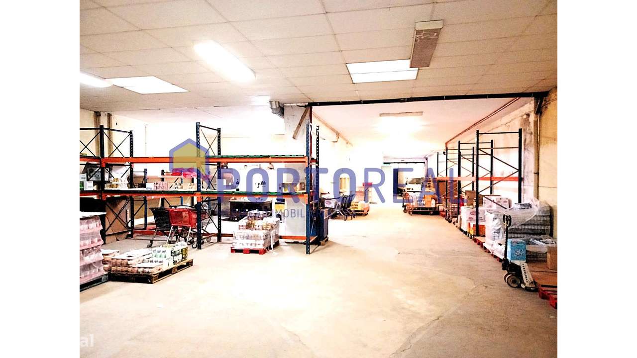 Armazém 2 entradas na Rua Zambeze- Porto-16