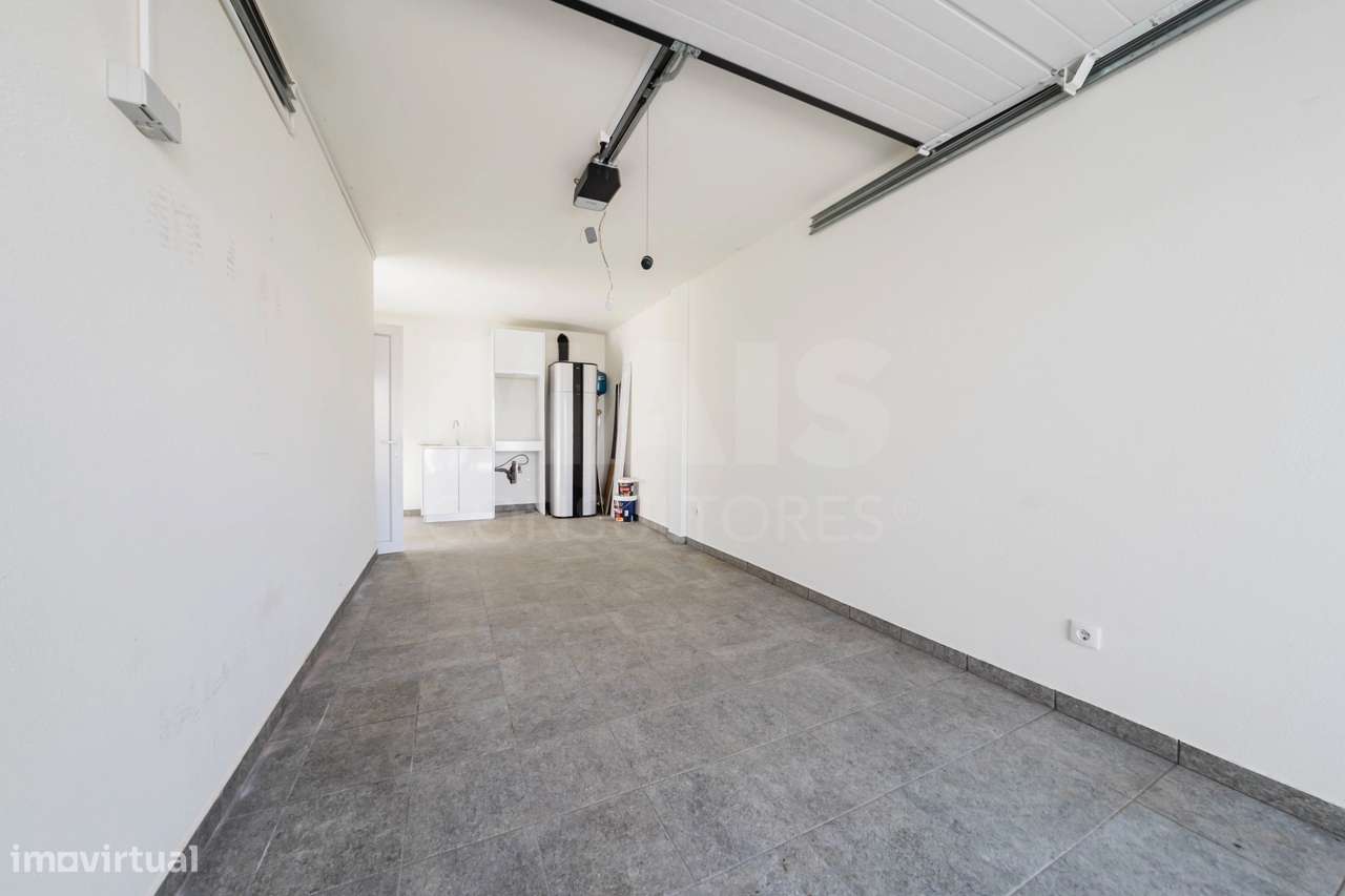 Moradia T3+2 Moderna com Vista Mar e Terraço Panorâmico-23