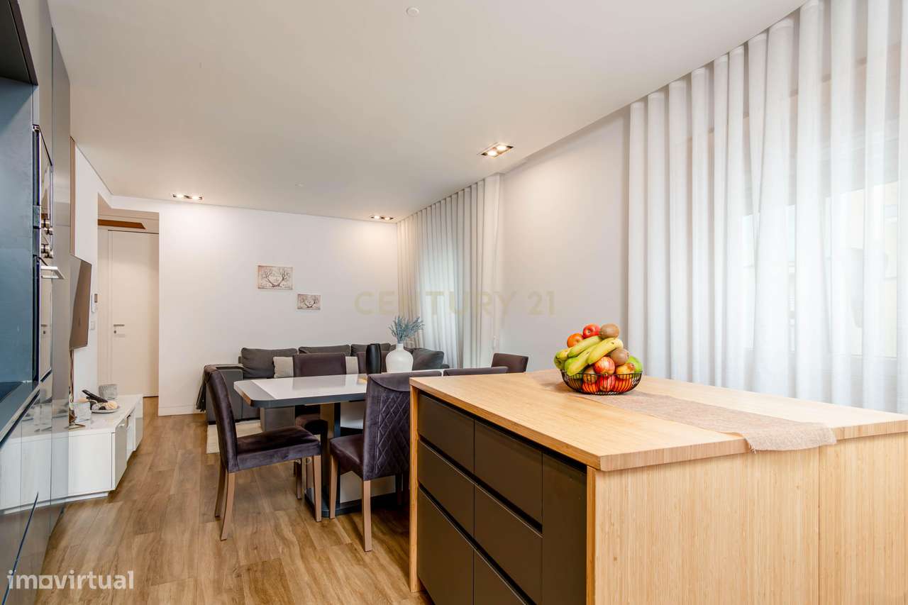 Apartamento Renovado com Terraço na Pontinha-24