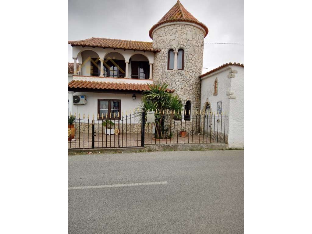 Moradia c/ anexos, piscina , telheiro e logradouro-2