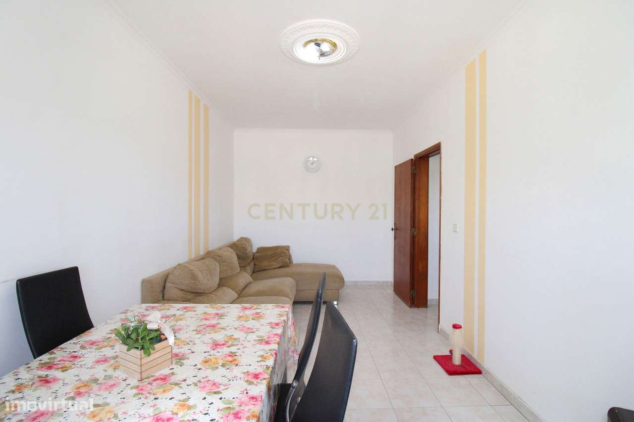 Apartamento T2 na Torre da Marinha - Seixal-10