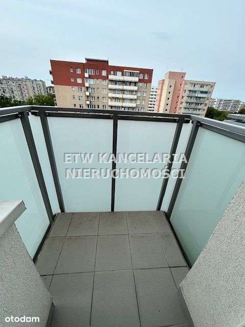 Pokój z widną kuchnią i balkonem.-1