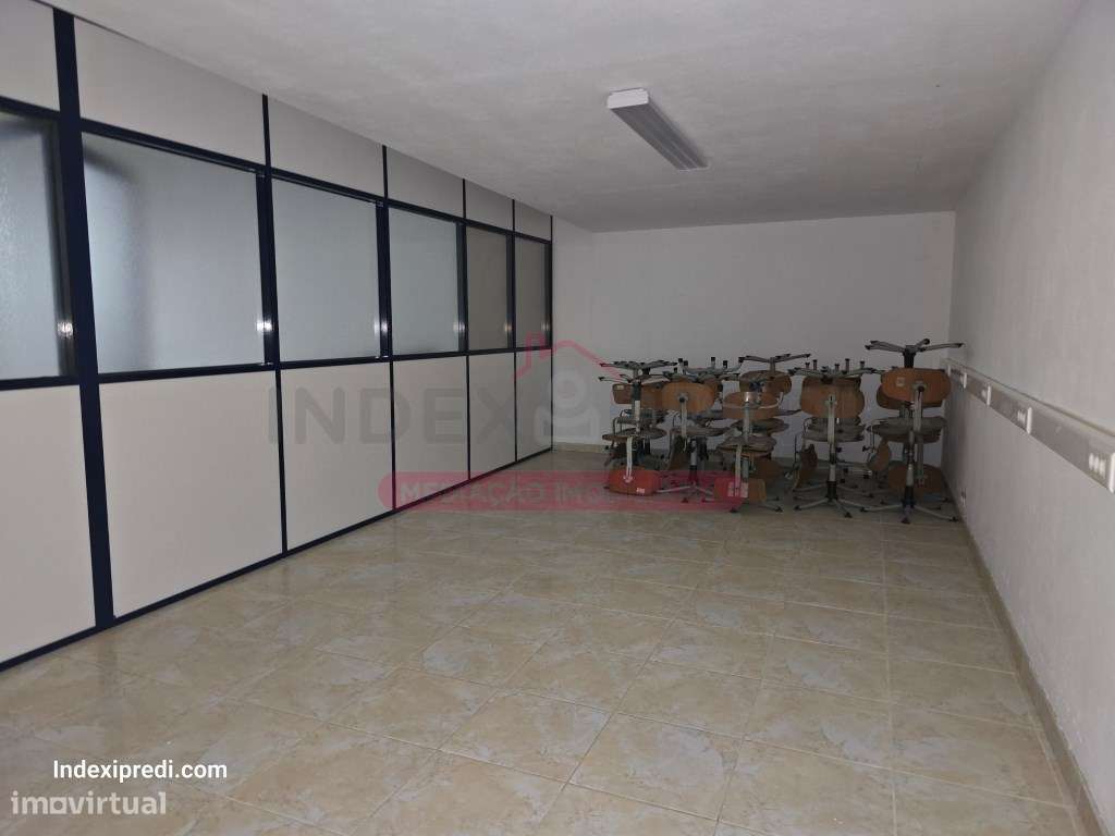 Investidores - Excelente loja com muita luz natural. - Arrendado-13