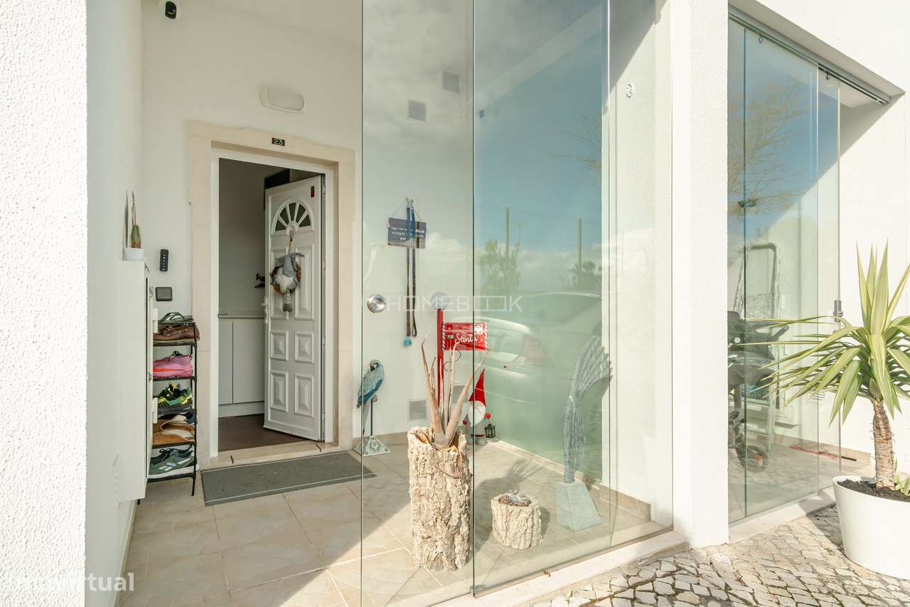 Moradia T5 renovada em condomínio fechado com piscinas, campo de ténis-51