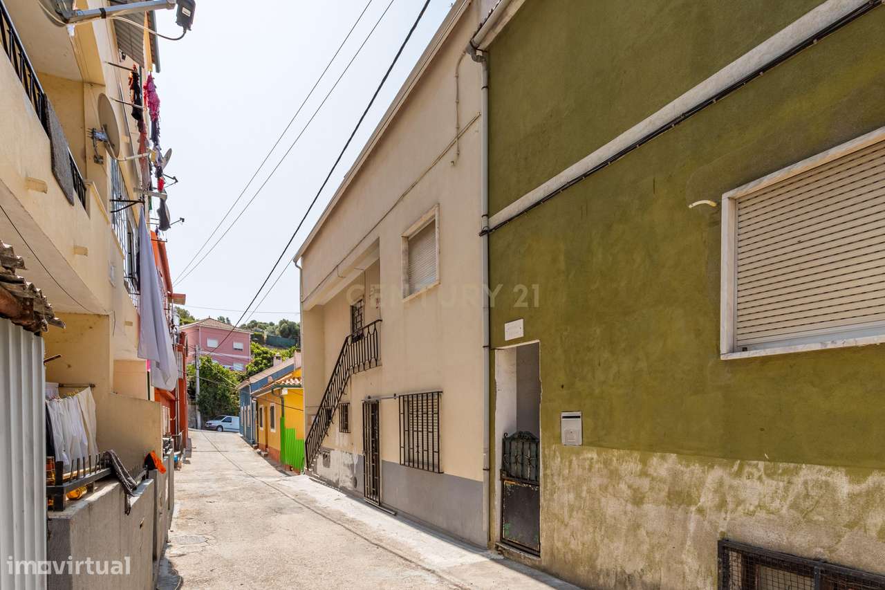 Prédio de 4 pisos com 8 frações no Catujal para investimento.-5