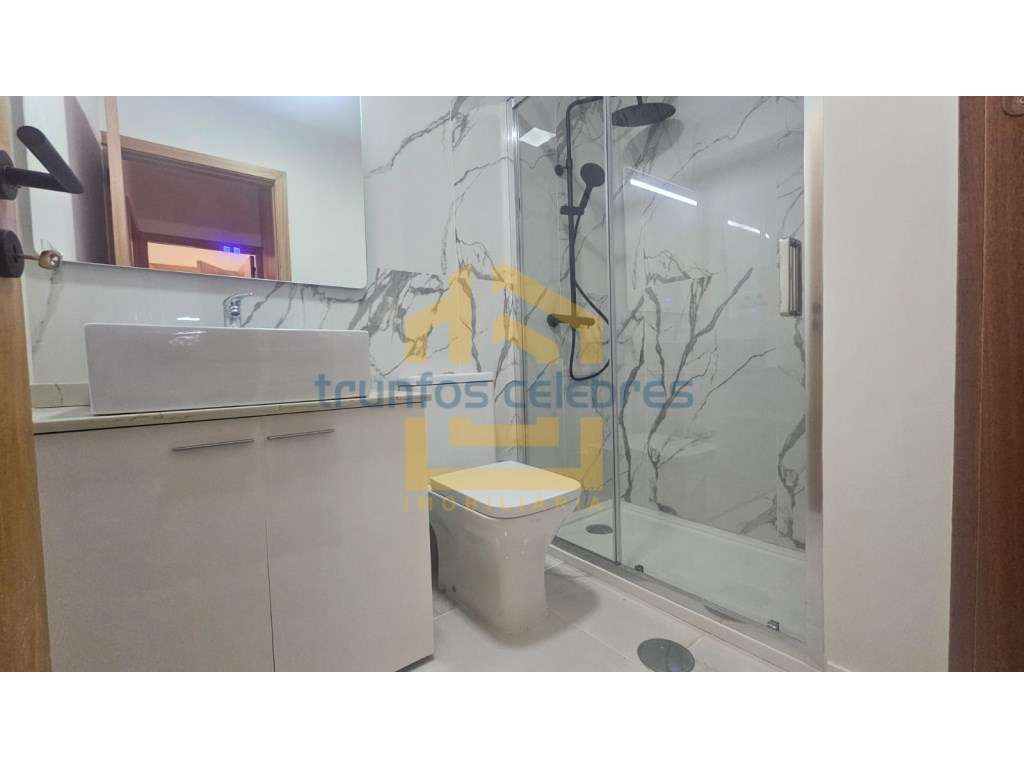 Apartamento T2 Rés do Chão Elevado totalmente renovado com terraço ...-18