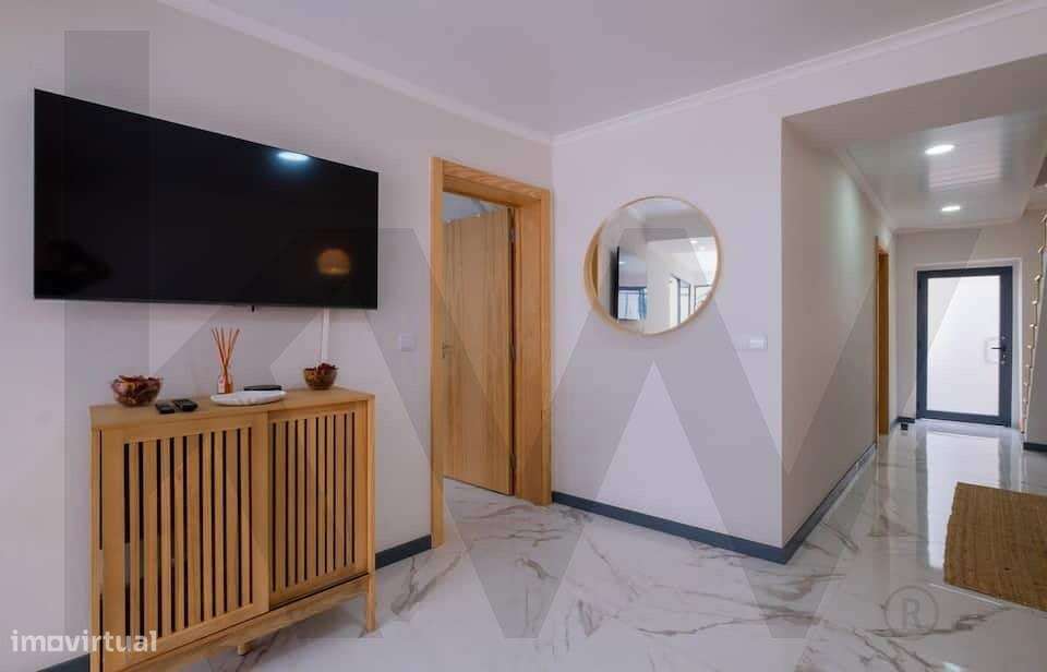 Moradia T5 com Licenciamento de Alojamento Local no Centro de Ponta De-8