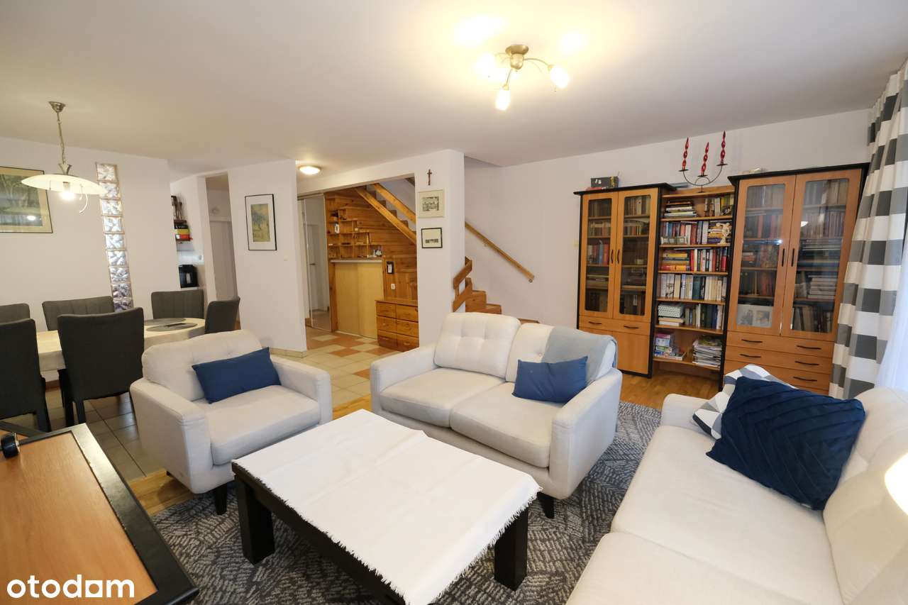 Klasyczny dom w zabudowie szeregowej na osiedlu Jaroszówka przy lesie-8