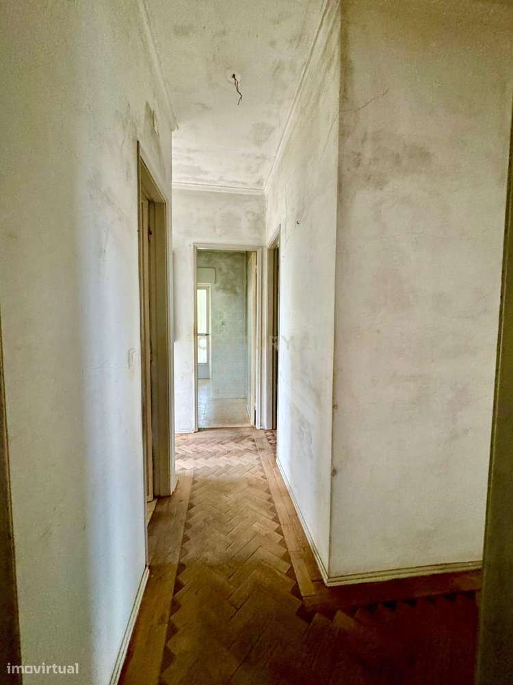 Camarate - Prédio de 2 andares de utilização independente-9