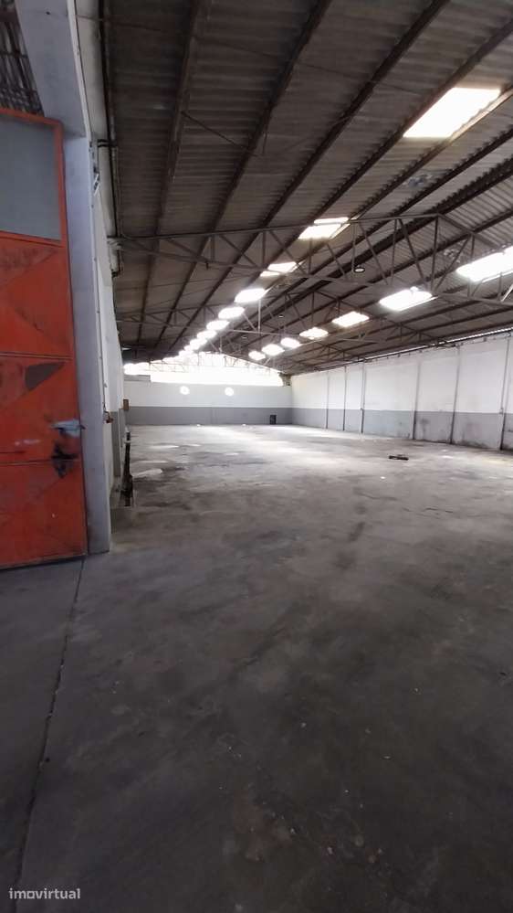Edifício industrial  com 2000 m2 em Sandim-9