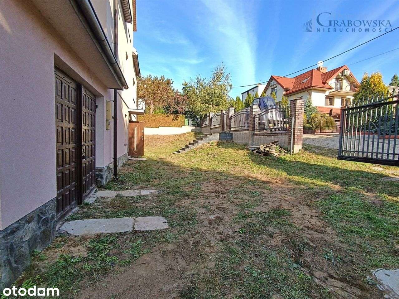 Wolnostojący dom w ładnym otoczeniu.-19