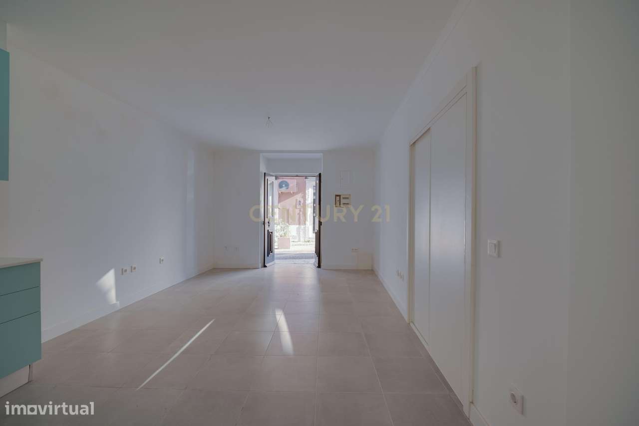 Prédio c/ 2 apartamentos (T1 e T2) com Pátio e Terraço - Centro Histór-9