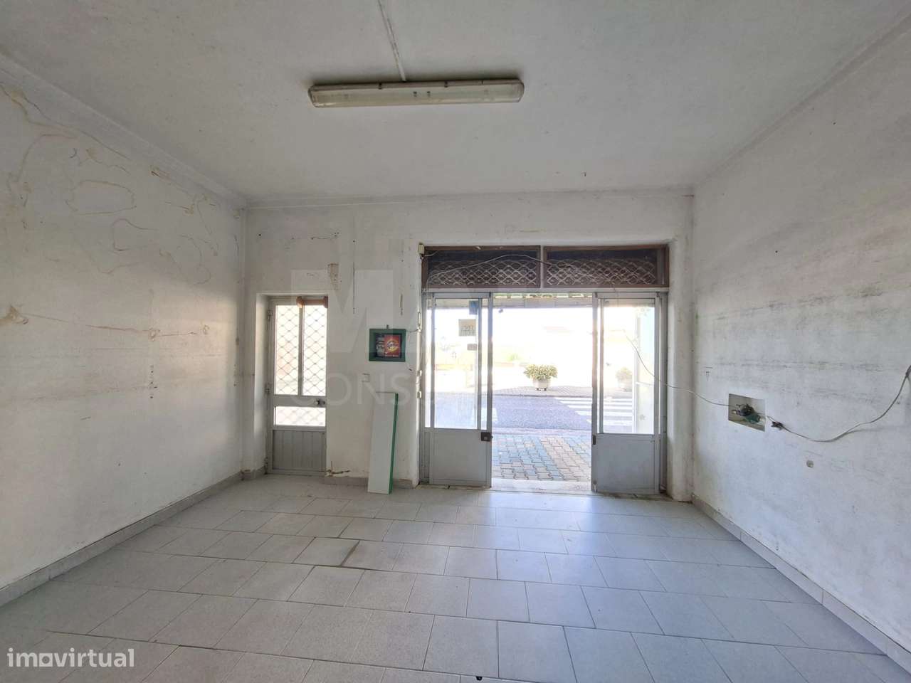 Espaço Comercial com 77,5 m² em Peniche-1