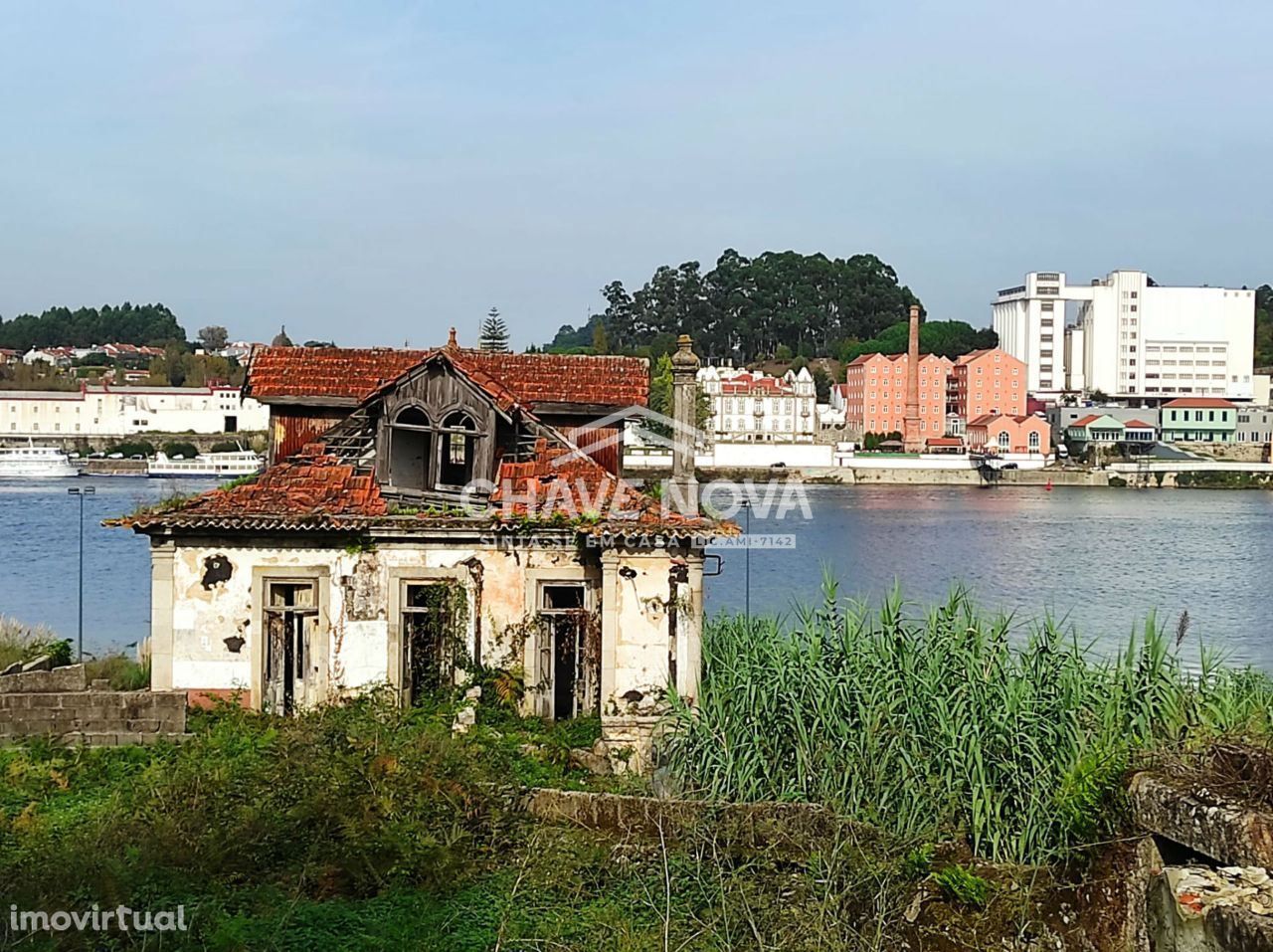 Casa c/ terreno e ancoradouro ao Rio Douro - Oliv. do Douro, Gaia