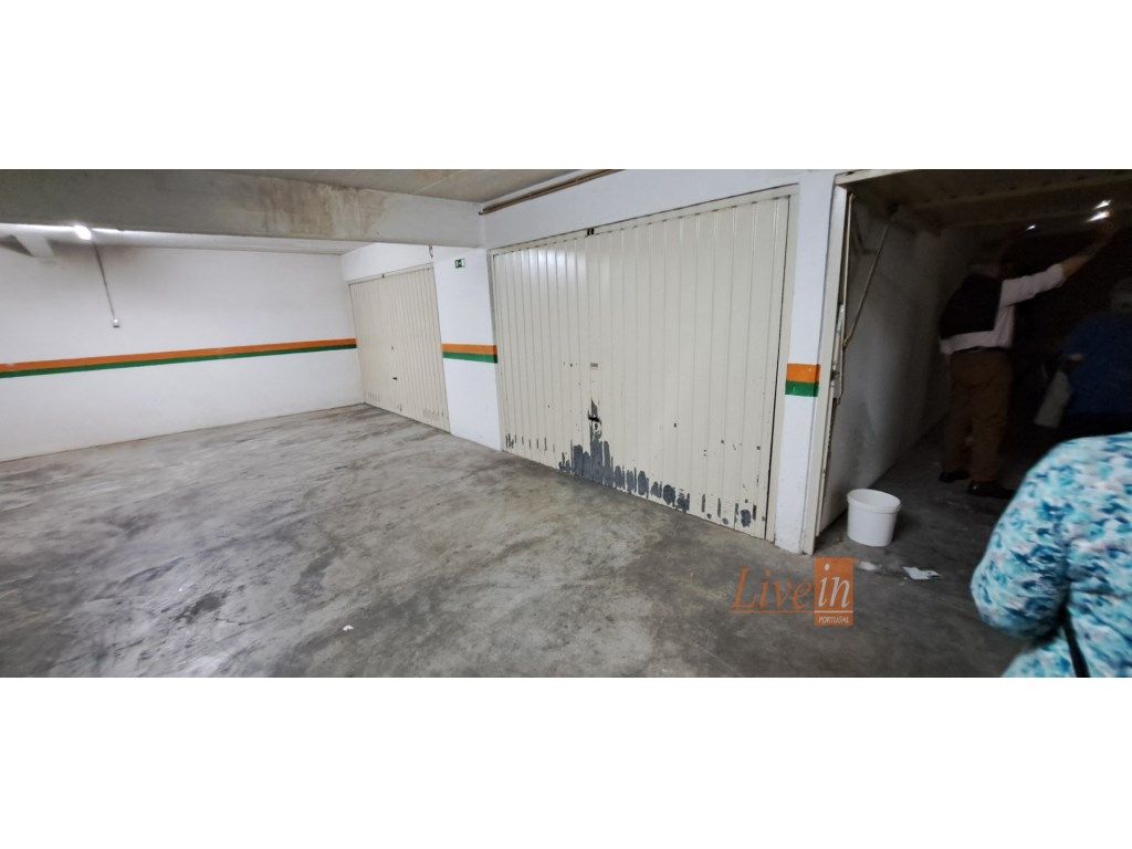 Garagem (BOX) com 26 m2 em Mem Martins