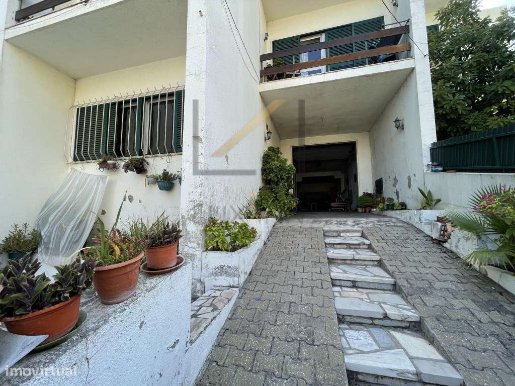 Moradia de 6 assoalhadas com logradouros, no centro de Palmela - Grande imagem: 2/60