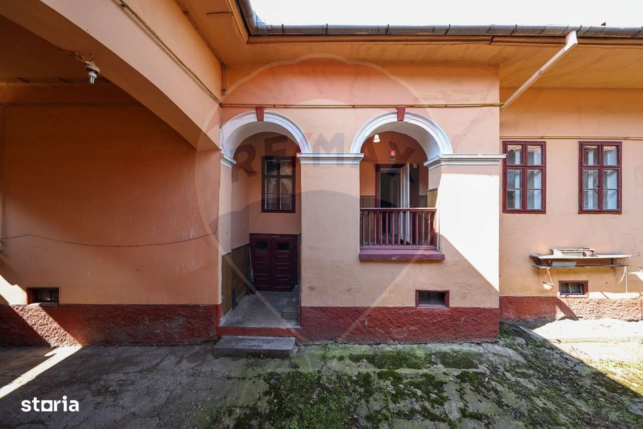 Casă / Vilă cu 10 camere de vânzare în zona Ultracentrală Râșnov-6