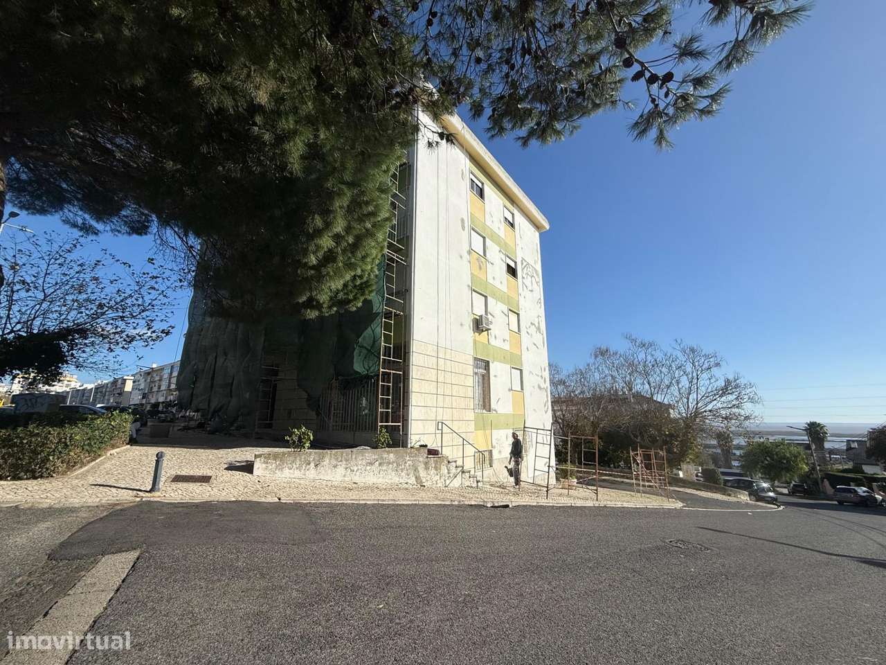 T2 em Santa Iria da Azóia c/ vista rio e arrecadação!-24