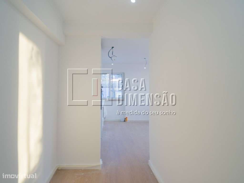Apartamento T2, totalmente remodelado com logradouro, na Amadora!! - Grande imagem: 3/16