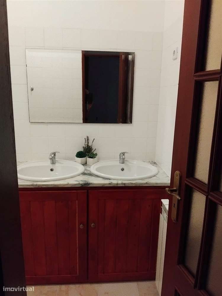 Moradia de Grande Dimensão com Potencial Habitacional, Turístico e de-22