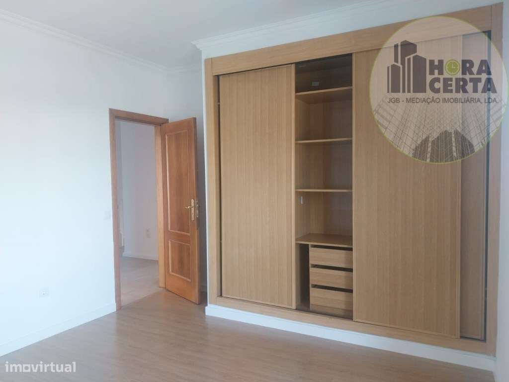 Moradia V4 com piscina em Setúbal!-14