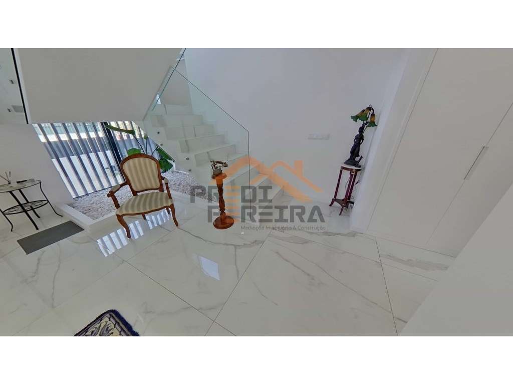 Moradia T3, situada no Casal da Silveira, em Famões-16