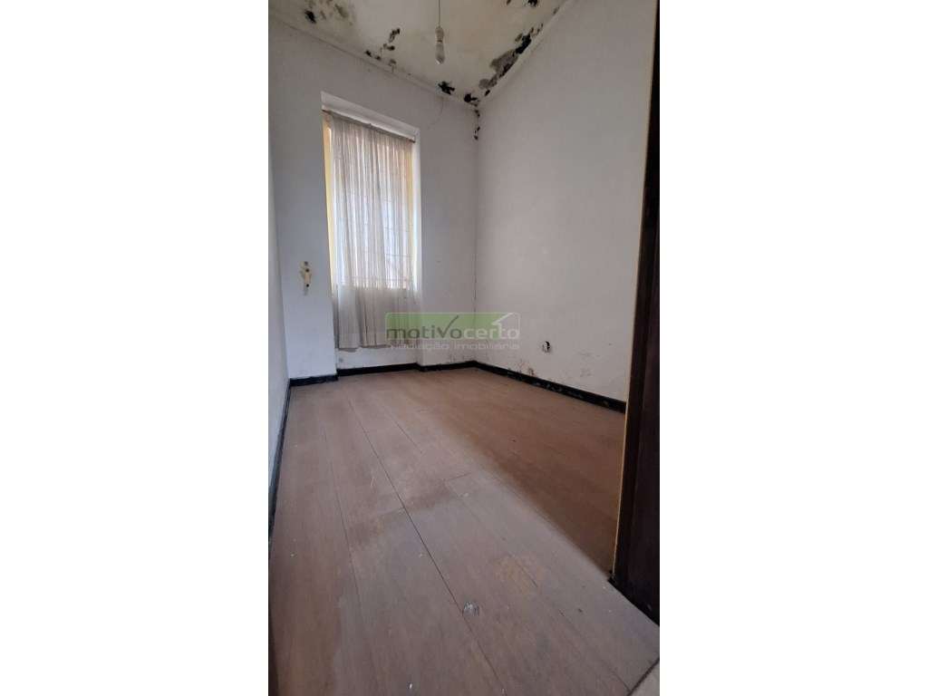 Moradia T2 com 2 Pisos no Coração de Campolide, Lisboa-16