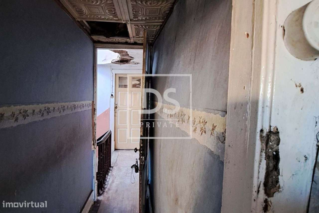 Prédio para Renovação na Sé do Porto – Oportunidade Única no Coração H-11