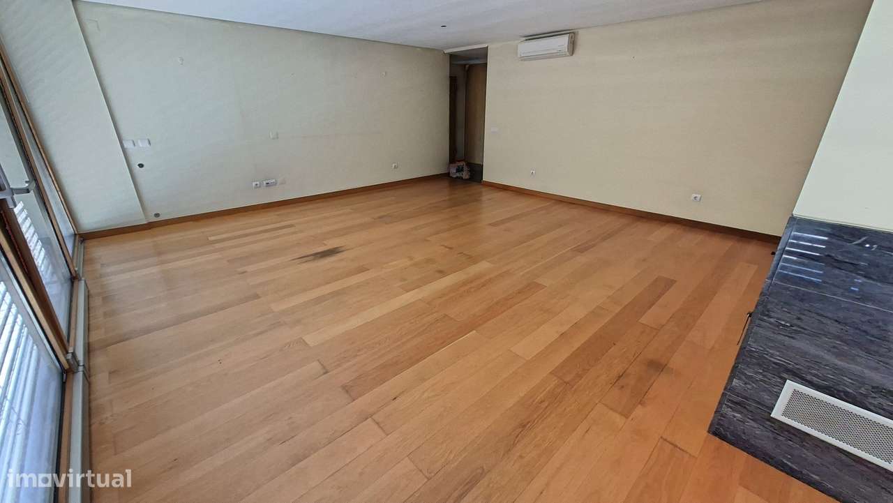 Apartamento T3 212m2  lugar garagem e arrecadação Santo Andre-Barreiro-4