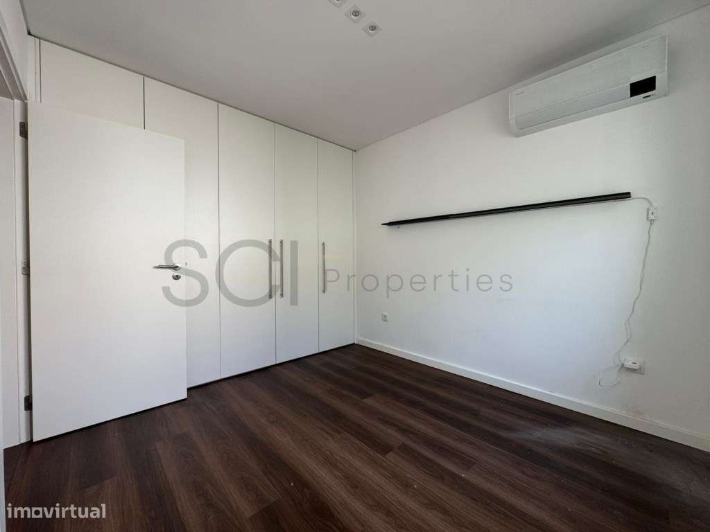 Apartamento T2 Centro de Almada Remodelado com Terraço-13