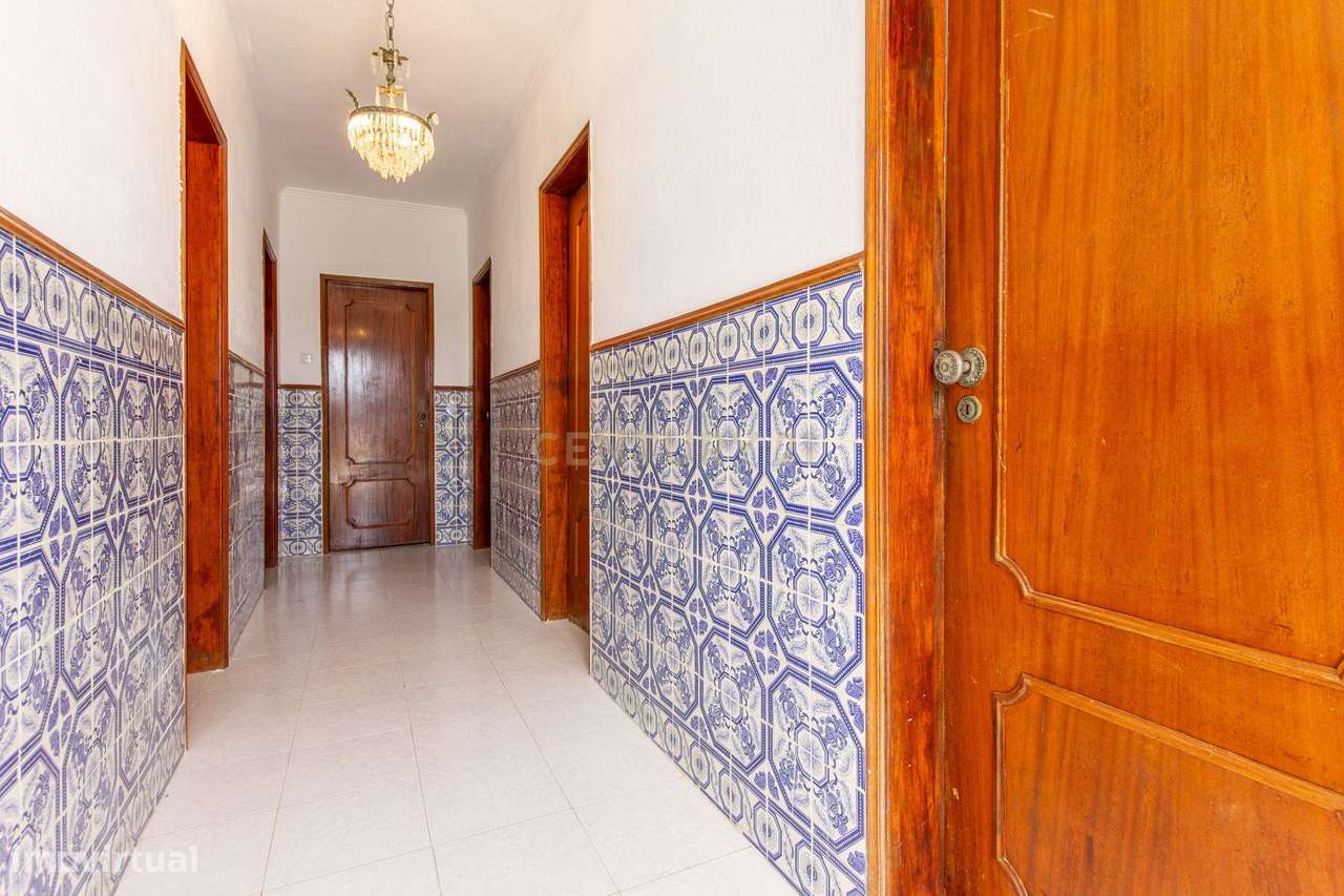MORADIA BIFAMILIAR T2 + T2 COM GARAGEM E AMPLO ESPAÇO EXTERIOR.-21