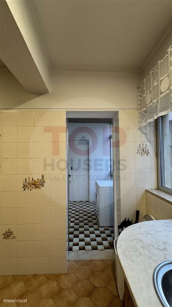Apartamento T4 com elevador no centro de Faro-21