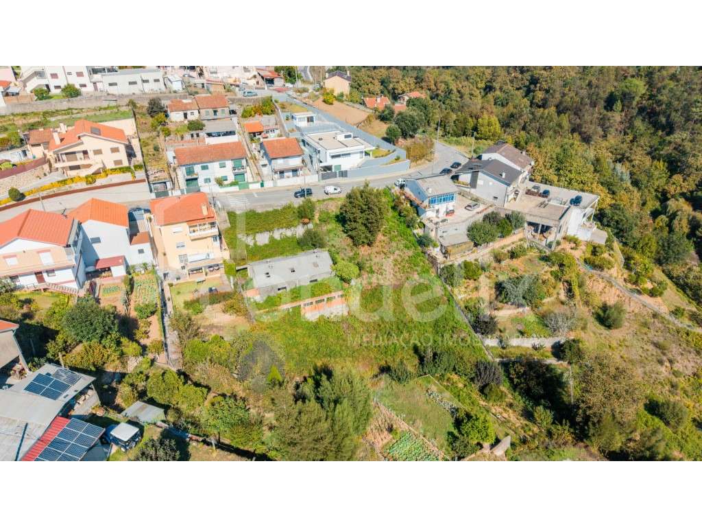 Terreno de 1.330 m² com PROJETO APROVADO para 2 Moradias em Jovim (...-0