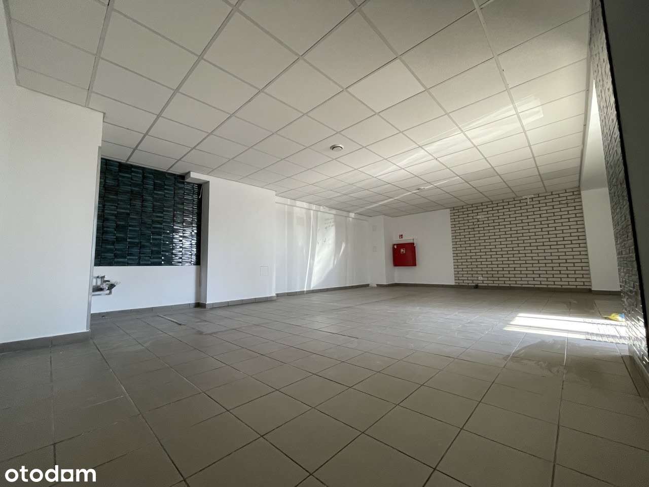 Lokal z witryną  od ulicy, osiedle Francuska Park - 75 m2 z halą garaż-6