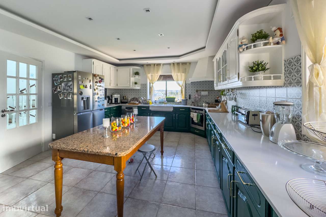 Moradia de Luxo T4 | Piscina Aquecida | Exclusividade Total em Amares-15