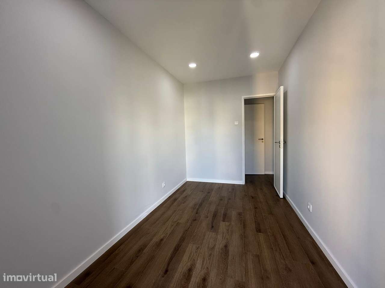 Apartamento T4 transformado em T3 Remodelado no Laranjeiro, Almada-15