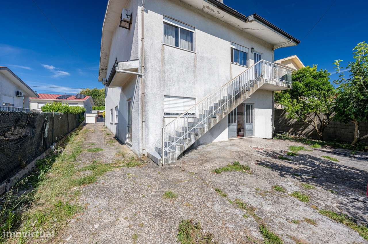 Moradia T3 com Jardim, Armazém e Terreno de 622 m² em Santo Tirso-23