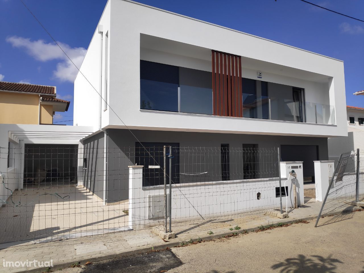 Moradia T4 Isolada na Amora com 3 suites e piscina!!OFERTA ESCRITURA