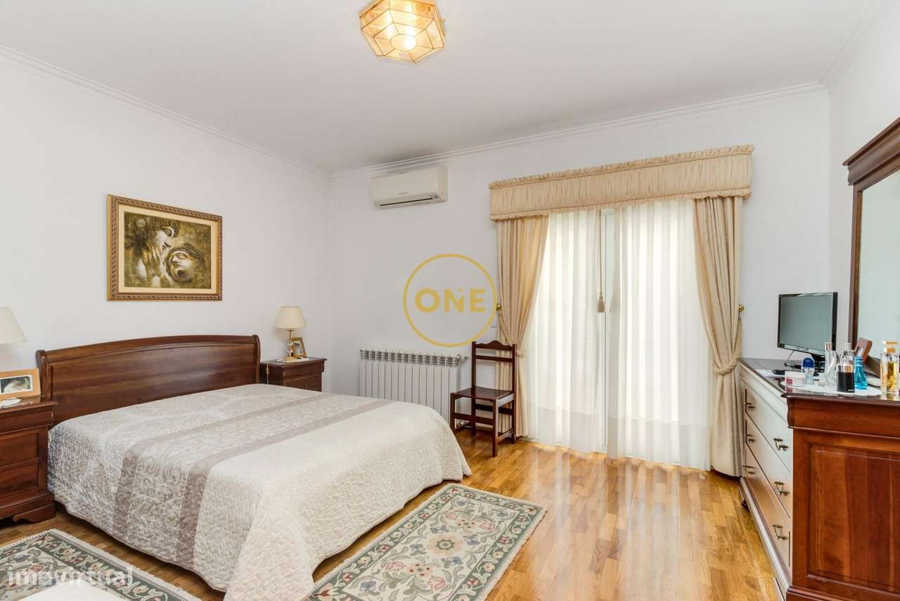 Moradia T4 com Jardim e Garagem na Ramada, Odivelas-17